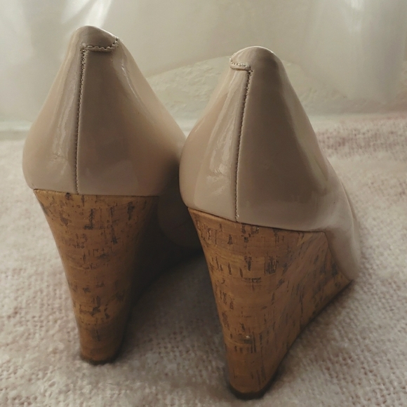 Jessica Simpson taupe cork wedges, sz 8 - Picture 3 of 6